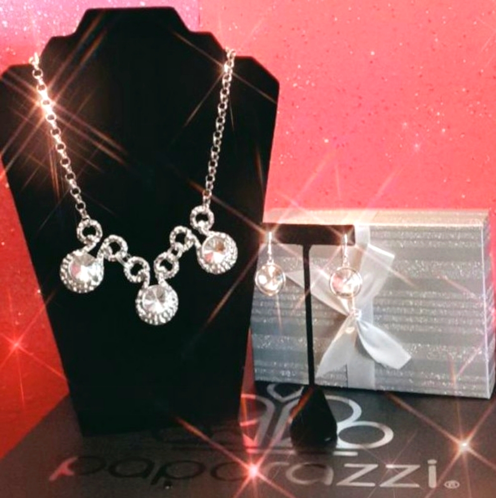 Paparazzi Hypnotized Silver Necklace w/ Earrings